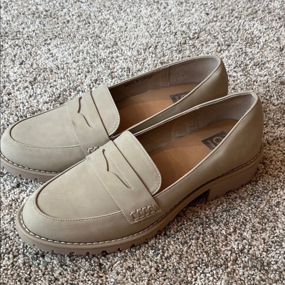NWOT DOLCE VITA LIGHT TAN LOAFERS, size 8 - Picture 1 of 5